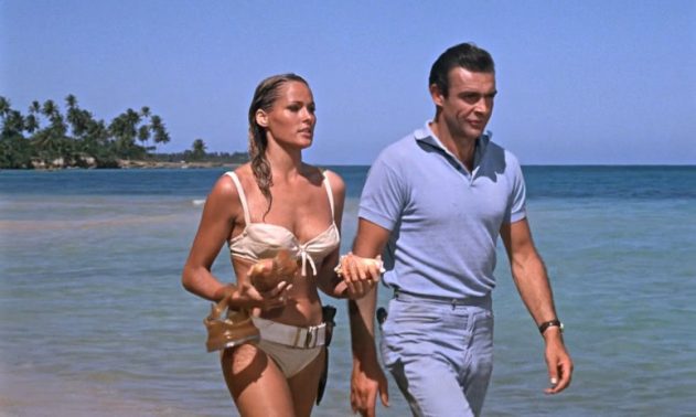 Honey (Ursula Andress) rencontre James Bond (Sean Connery)