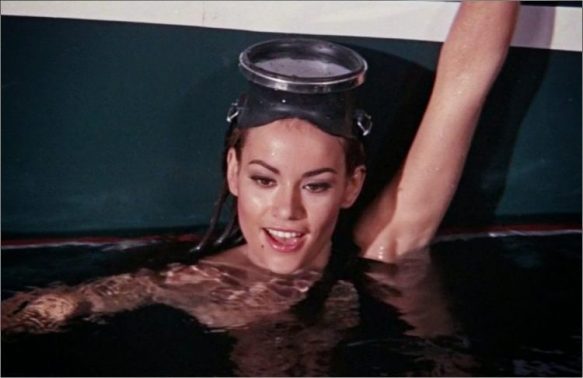 Dominique « Domino » Derval (Claudine Auger)