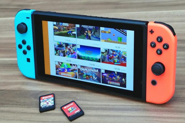 Nintendo Switch sur table de salon