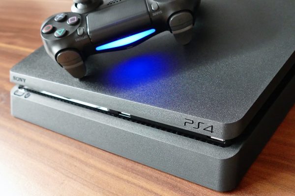 Console PS4 sur table de salon