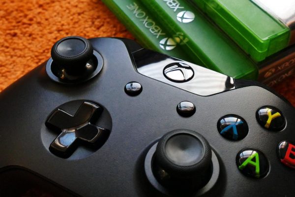 Manette Xbox One et jeu de salon