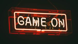 Joueur concentré dans une expérience de jeu solo narrative