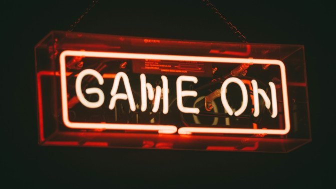 Joueur concentré dans une expérience de jeu solo narrative